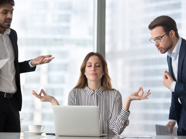 cách ứng xử thông minh nơi công sở