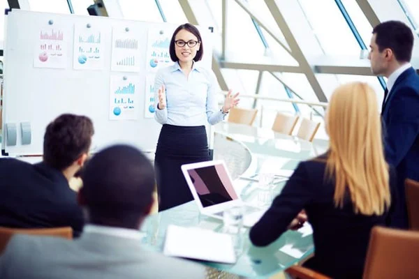 Cách giới thiệu bản thân ấn tượng, hài hước trước đám đông