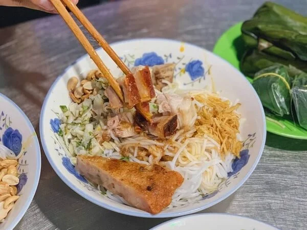 Quán Tâm - Bún mắm nêm thịt quay thơm ngon nức tiếng