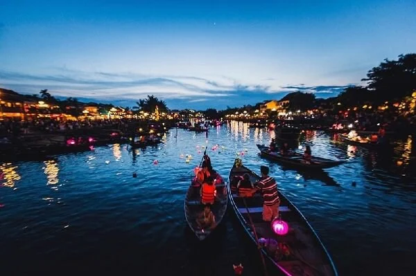 Thả hoa đăng trên sông Hoài