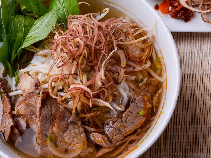 Món ăn đặc sản Huế: Bún bò