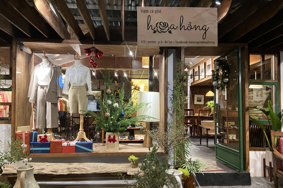 Tiệm cà phê Hoa hồng