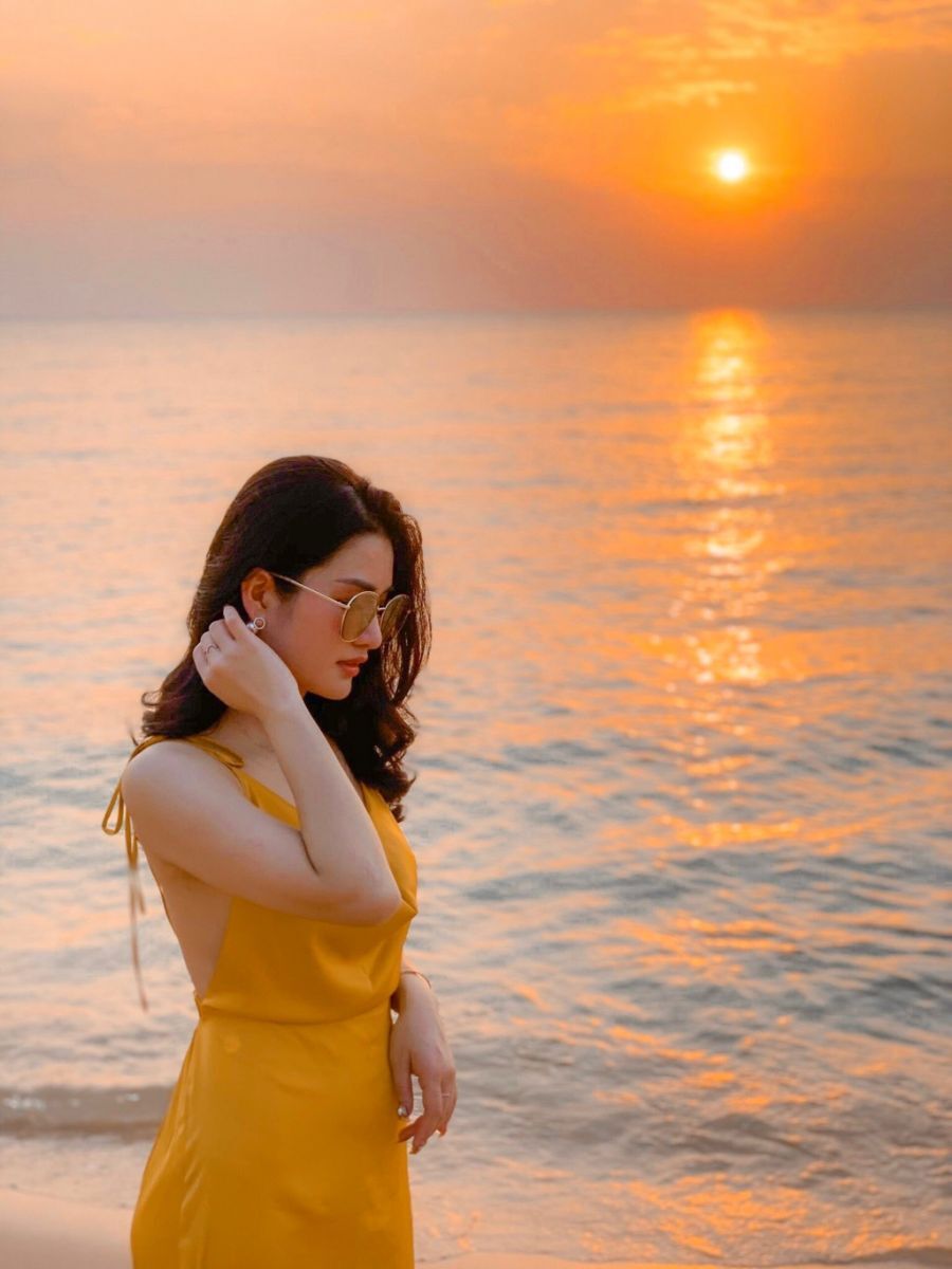 Tạo dáng chụp ảnh ở Phú Quốc: Lấy tay vén tóc