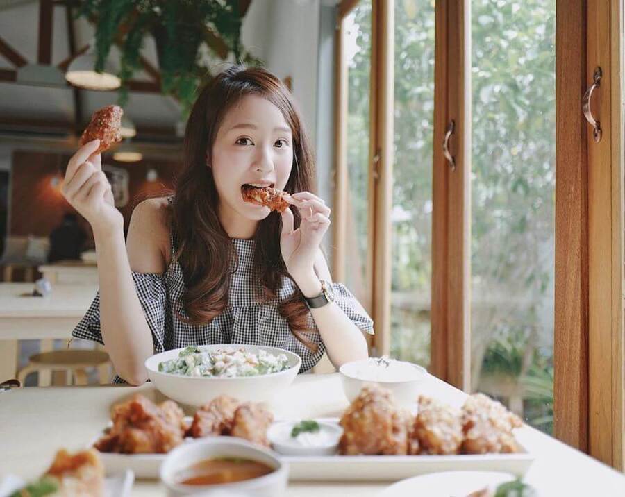 Tạo dáng cùng đồ ăn