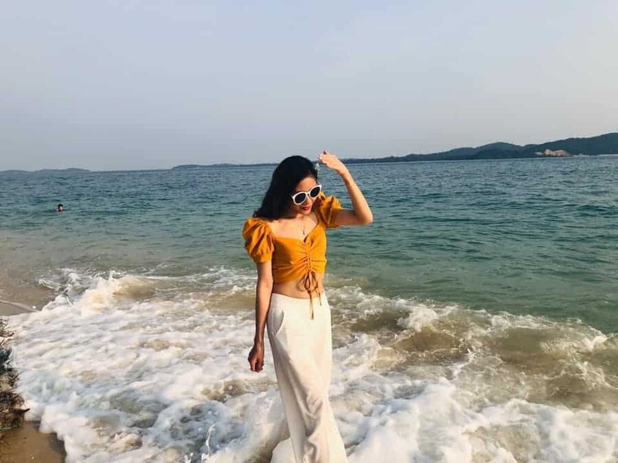 Cách tạo dáng chụp ảnh: Lấy tay che nắng