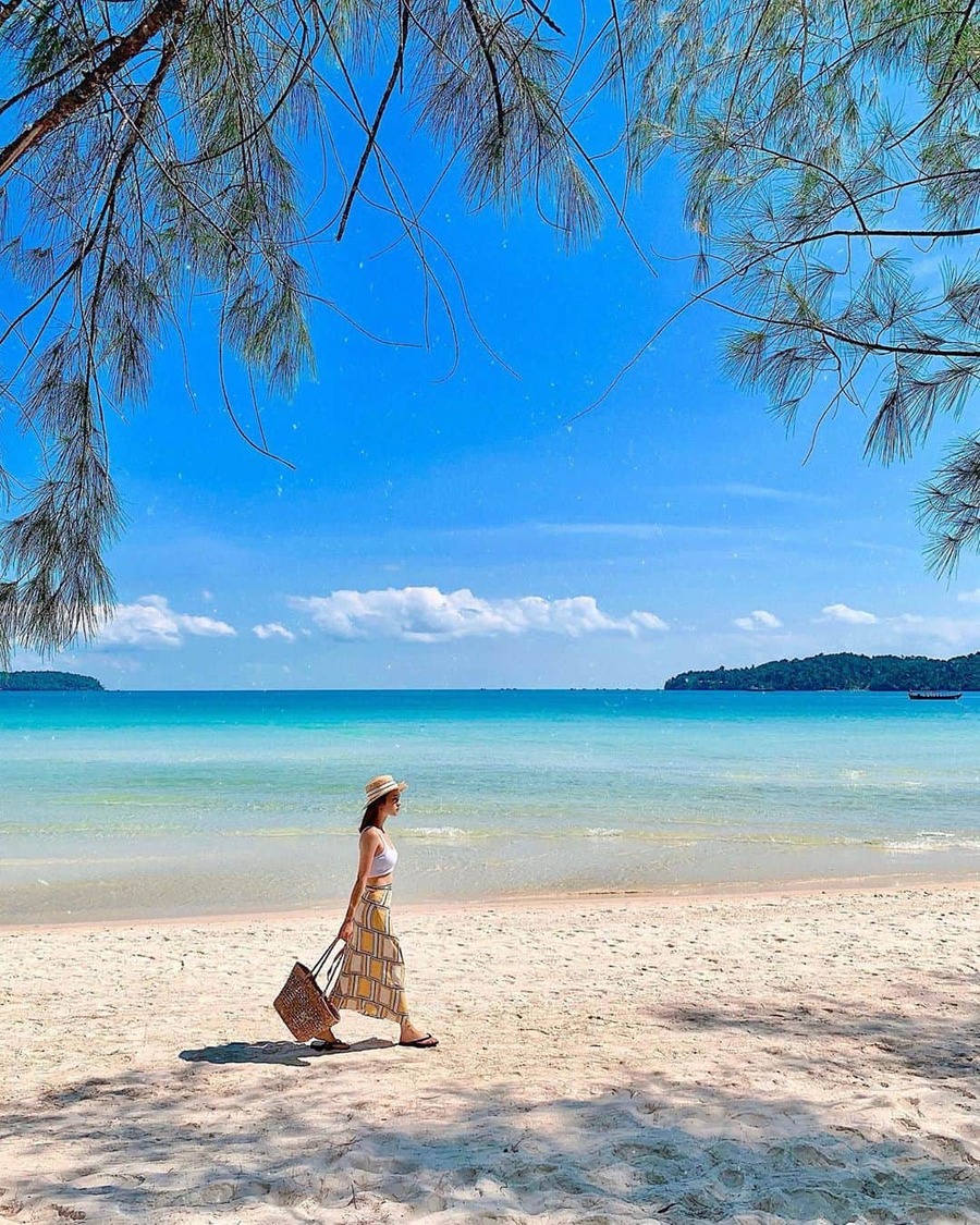 Tạo dáng chụp ảnh dạo biển Phú Quốc