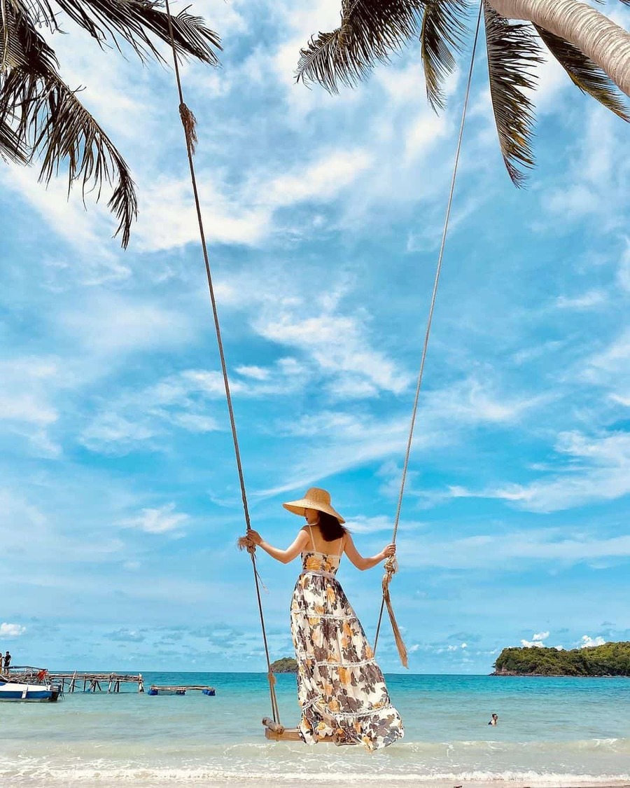 Tạo dáng chụp ảnh ở Phú Quốc