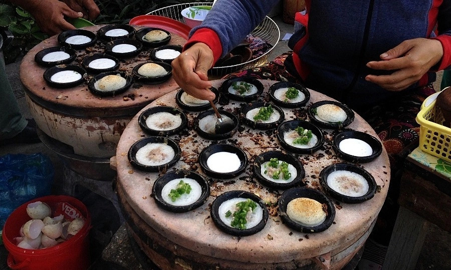 Quán bánh căn Hoa