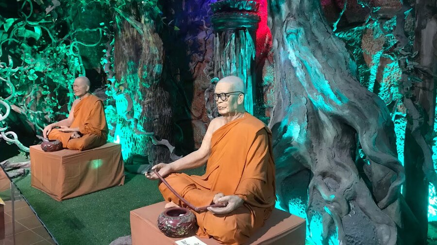 Ngắm nhìn tượng sáp