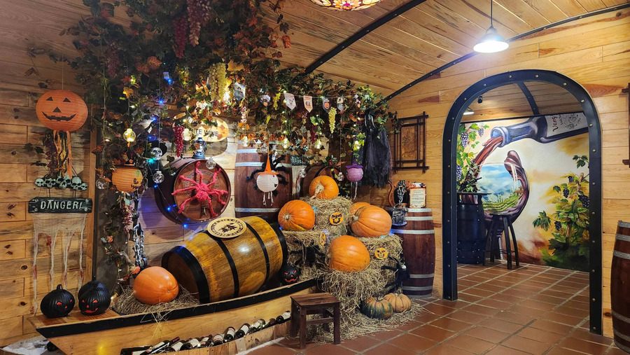 Check in hầm rượu vang Vĩnh Tiến