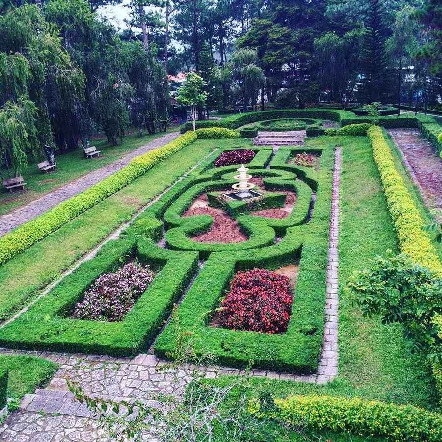 Khuôn viên bên ngoài dinh