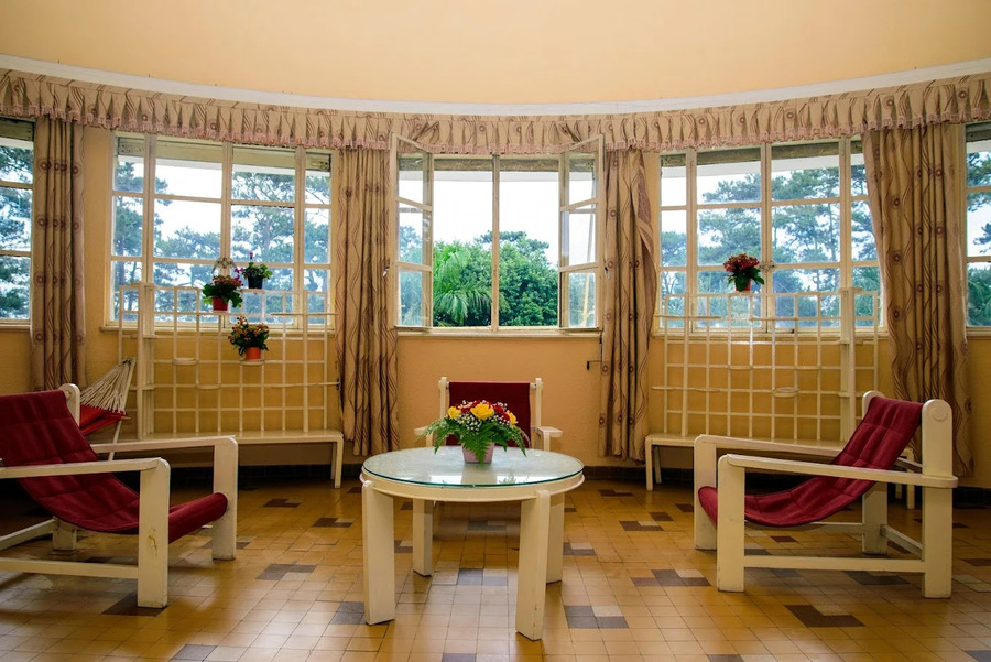 Tầng trệt - Khu vực làm việc và tiếp khách của vua Bảo Đại