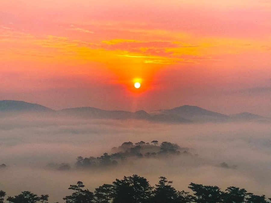 Đón bình minh chốn mây ngàn