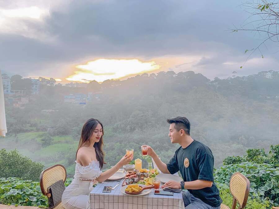 Thưởng thức đồ ăn tại không gian rừng núi thơ mộng