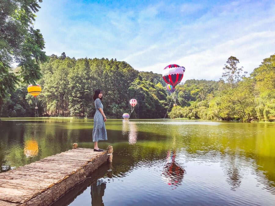 Khinh khí cầu sặc sỡ giữa trời