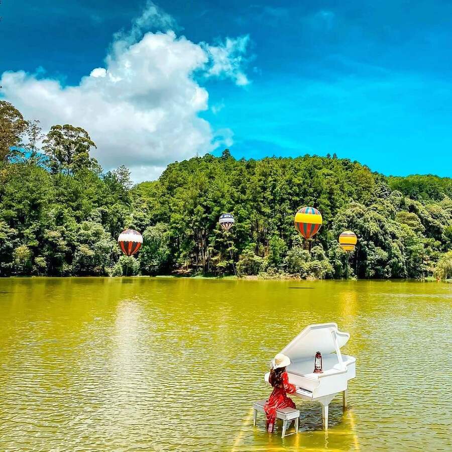 Đàn piano lơ lửng giữa mặt hồ