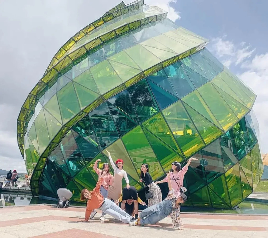 Nụ hoa Atiso khổng lồ tại Quảng trường Lâm Viên