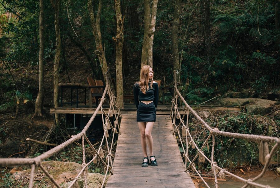 Cây cầu gỗ bắc xuyên qua rừng