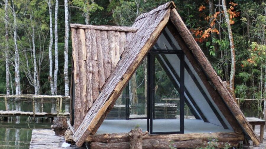 Túp lều nhỏ bên cạnh hồ nước