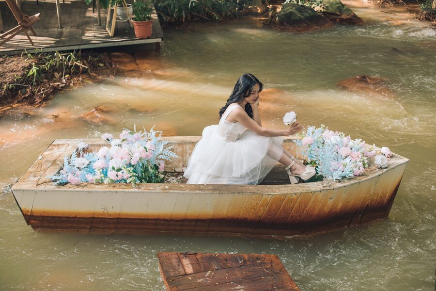 Cano bên hồ nước