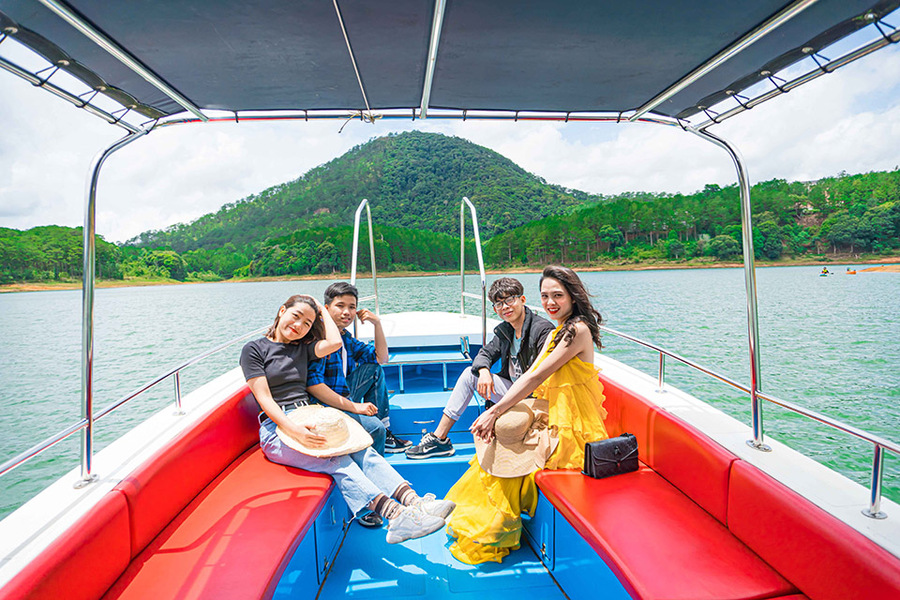 Đi du thuyền trên hồ Tuyền lâm