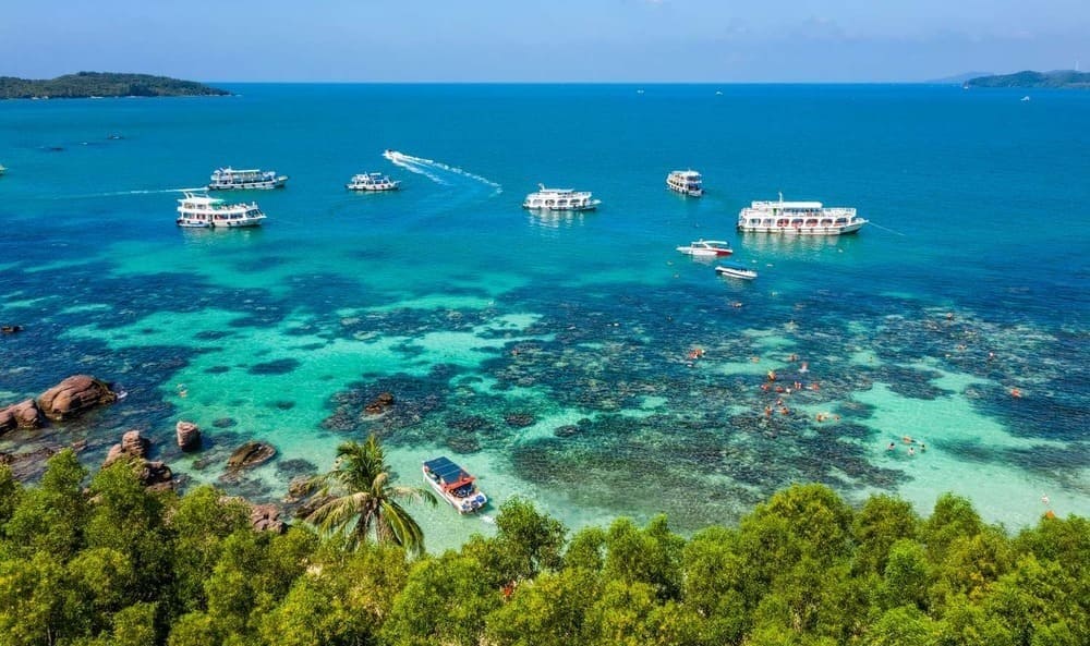 Du khách có thể đi phà để đến Phú Quốc