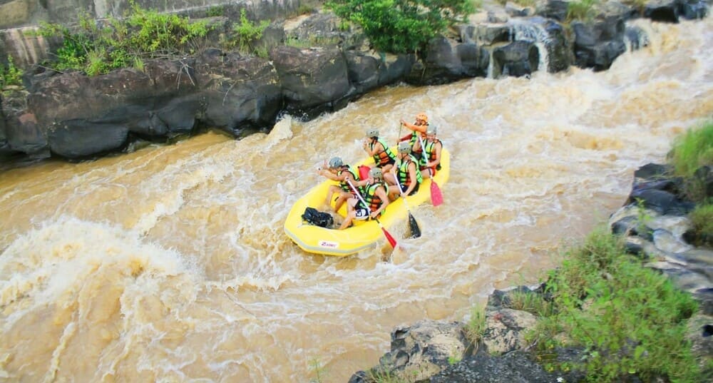 Chèo thuyền vượt thác