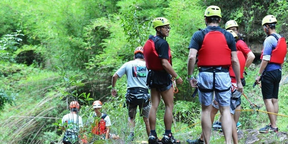 Đi bộ xuyên rừng