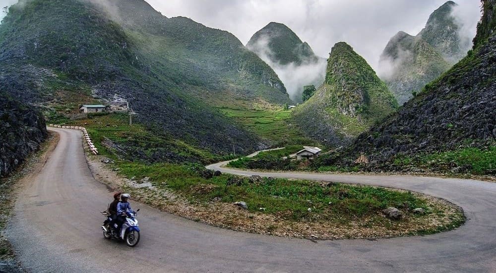 Đèo Mã Pí Lèng nổi tiếng với những khúc cua tay áo gấp khúc