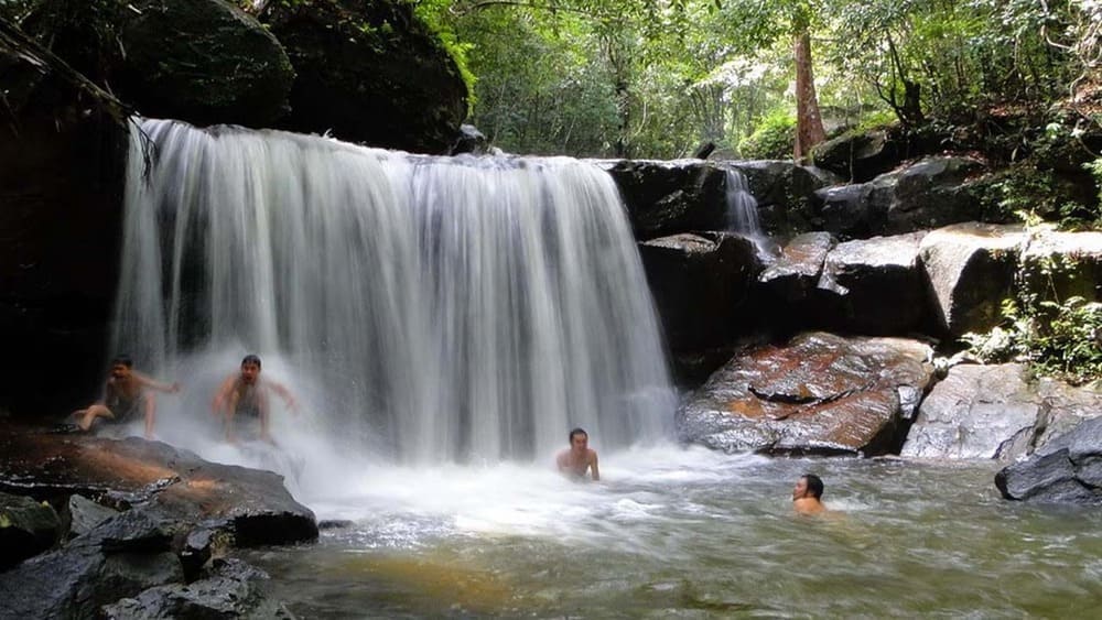 Tắm dưới thác nước trong xanh