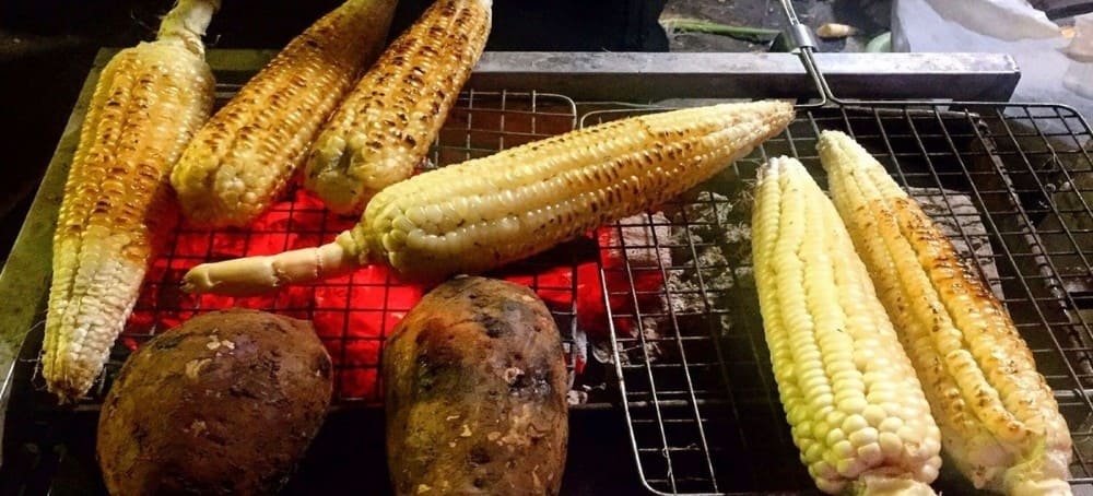 Cổng vào thác Prenn có các quầy bán đồ ăn nhẹ như bắp và khoai nướng