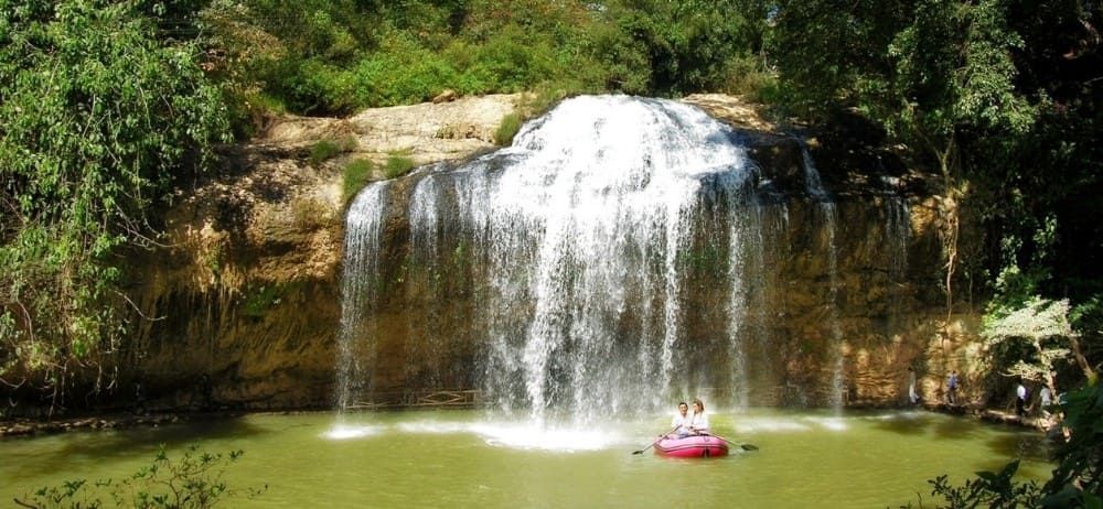 Thác Prenn nằm ngay chân đèo Prenn
