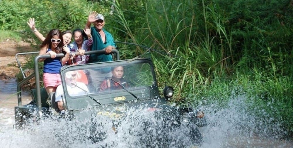 Khám phá rừng núi bằng xe jeep