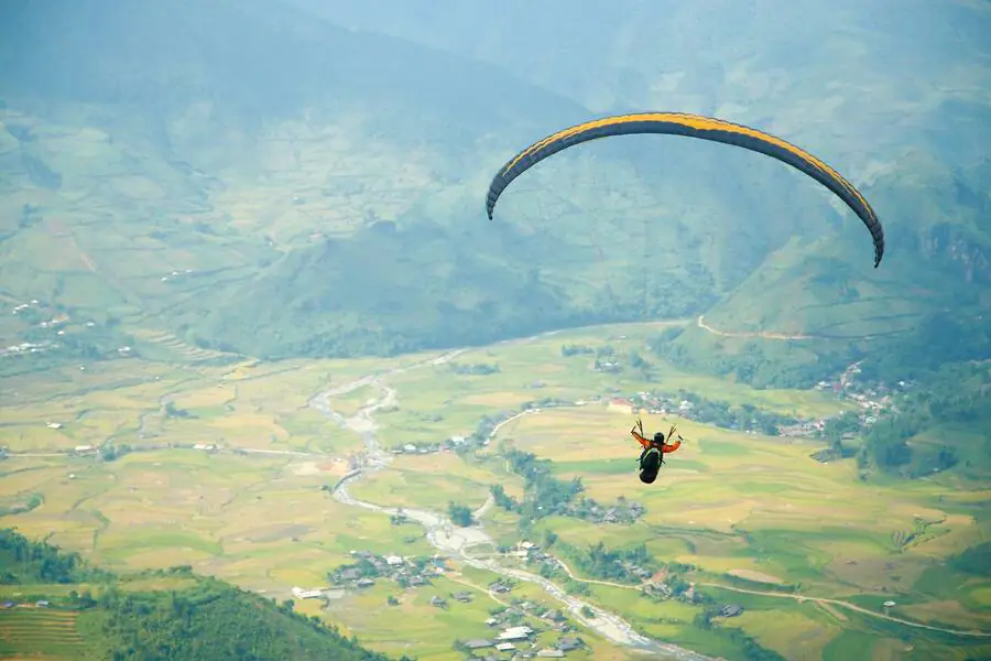 Tham gia chơi dù lượn
