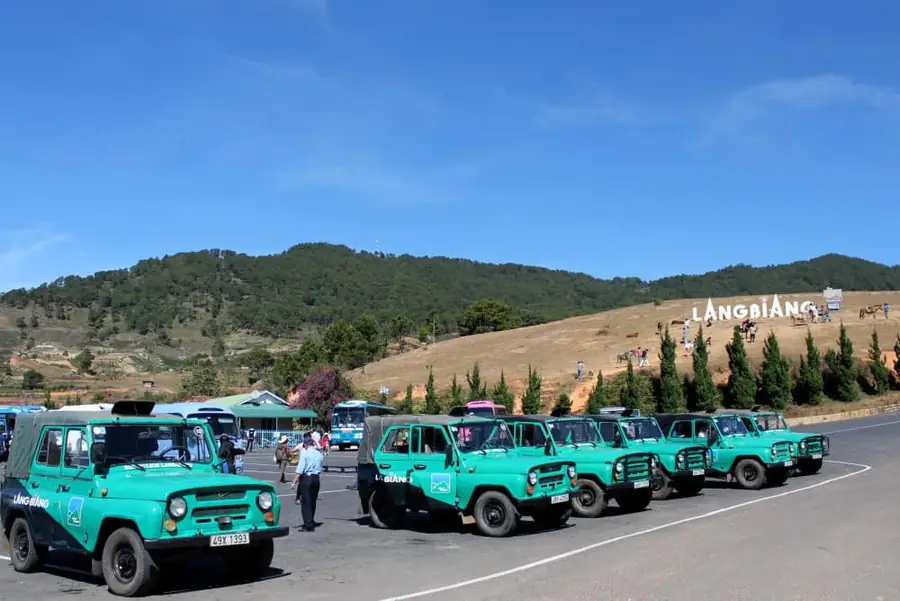 Đi xe Jeep lên đỉnh núi