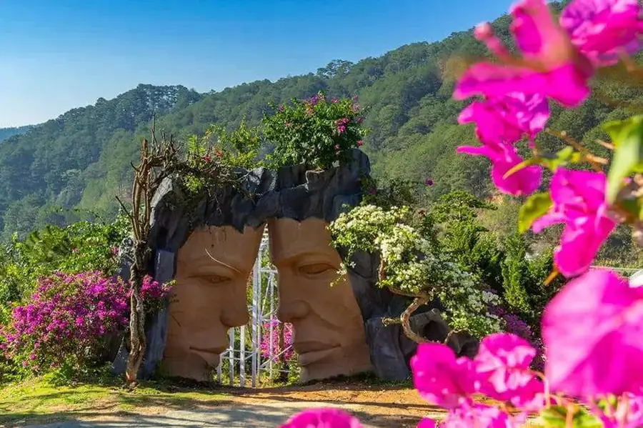 Tượng Âu Cơ và Lạc Long Quân