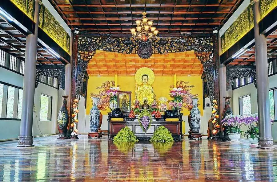Hướng dẫn du khách đường đến chùa Trúc Lâm