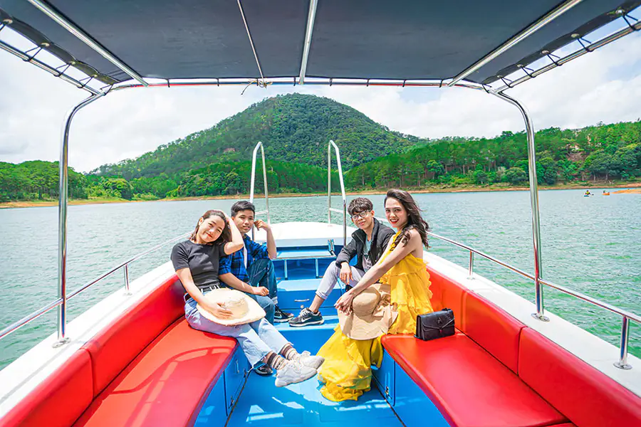 Đi du thuyền trên hồ Tuyền lâm