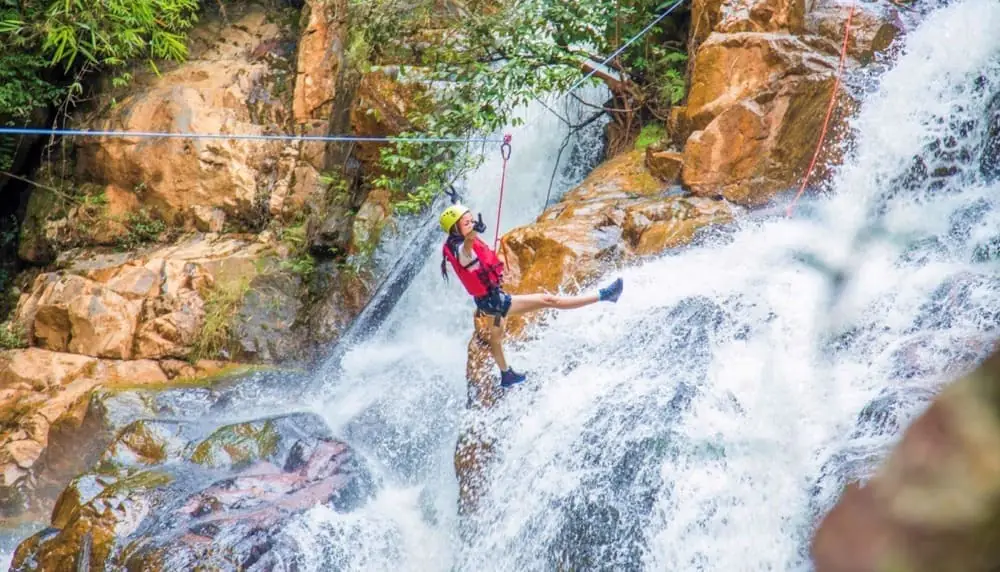 Mạo hiểm với trò chơi đu dây trượt thác
