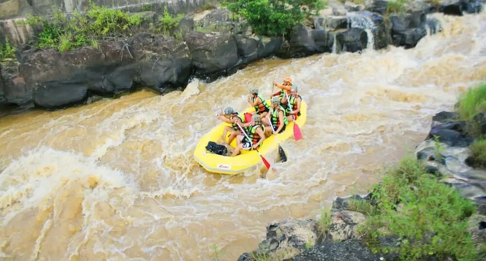 Chèo thuyền vượt thác