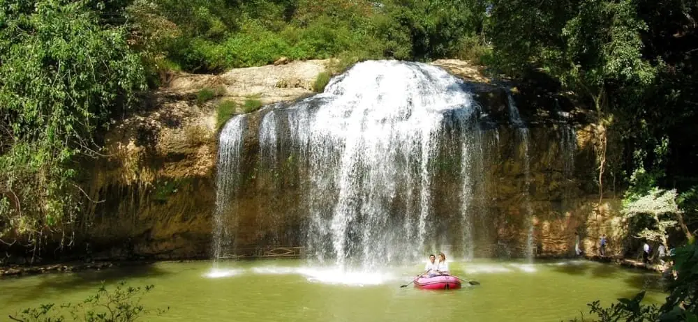 Thác Prenn nằm ngay chân đèo Prenn