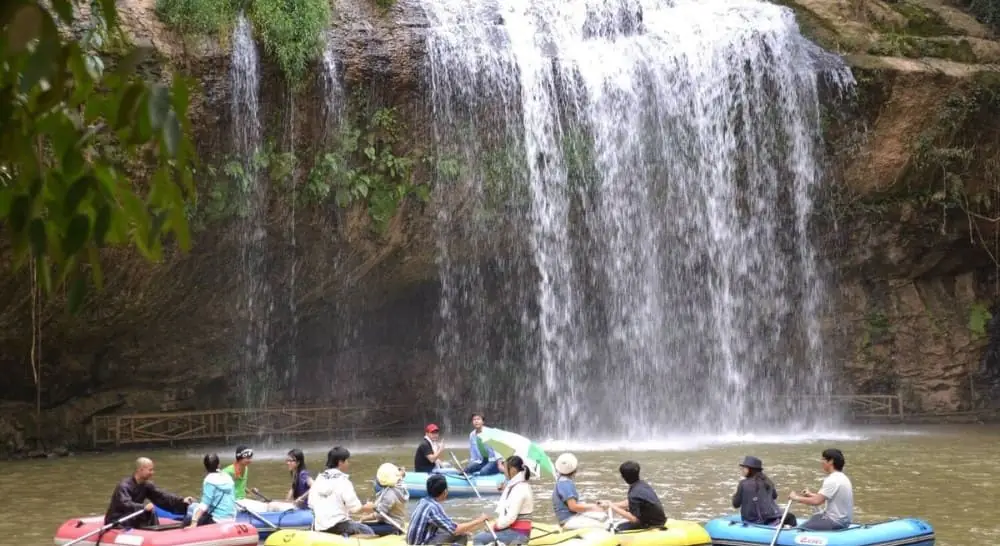 Chèo thuyền tham quan thác Prenn